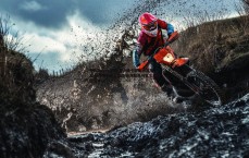 开云kaiyun体育-不冷静中冠赛场惊现10分钟两连暴力直红 暴踢胫骨与报复挥拳引爆争议